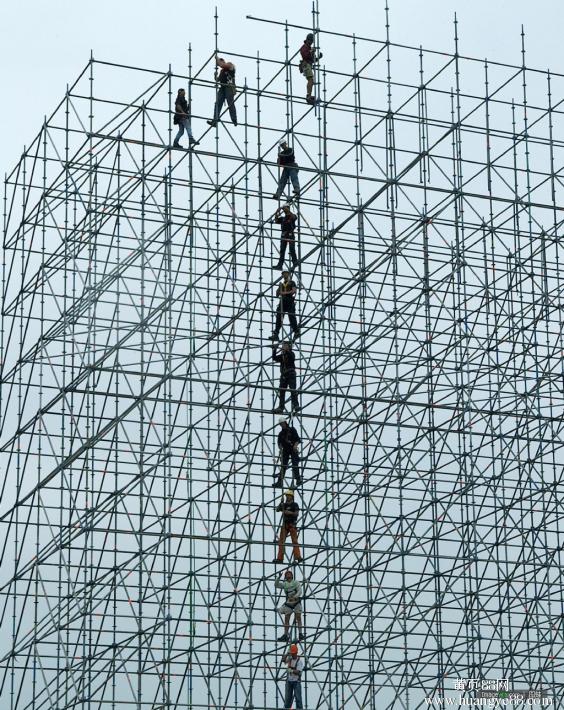 “鋼管腳手架,高處風景雖好可別忘了自身安quan”